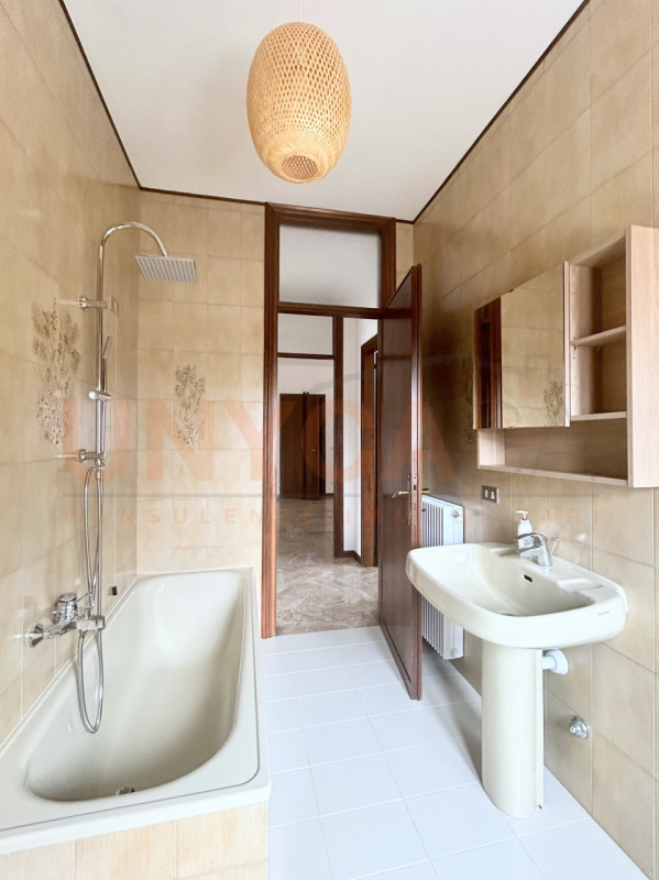 MONTEGALDA: appartamento al primo piano, composto zona giorno, da due spaziose camere matrimonial...