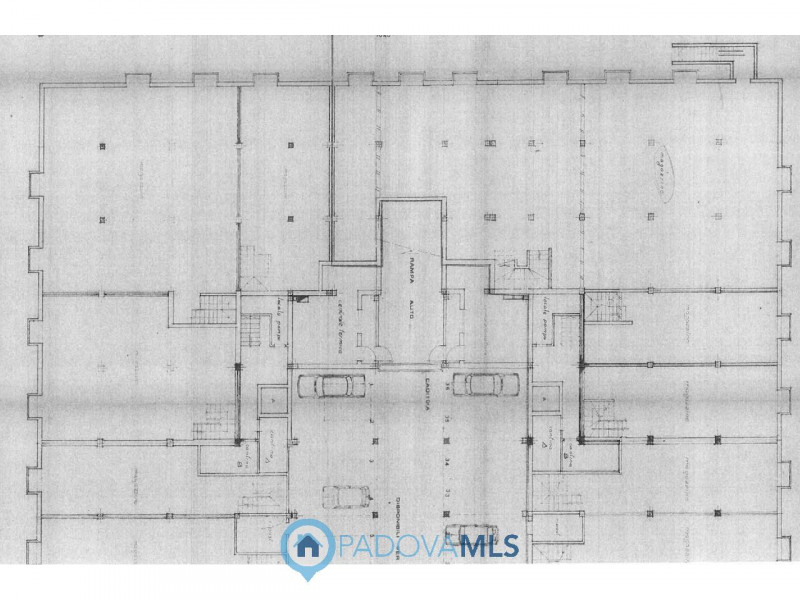 Immobile in esclusiva al Gruppo Padova MLS
Zona pedonale, in ottima posizione di passaggio, negoz...