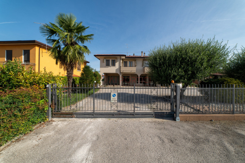 Prozzolo di CAMPONOGARA - In posizione centrale e strategica alle vie di collegamento con Campono...