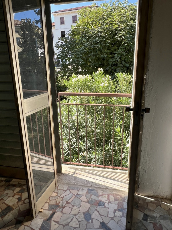 LOCALE COMMERCIALE-ARTIGIANALE A 5 MINUTI DA VICENZA EST - Rif 8288

In contesto storico dell'att...