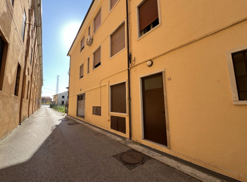 LOCALE COMMERCIALE-ARTIGIANALE A 5 MINUTI DA VICENZA EST - Rif 8288

In contesto storico dell'att...