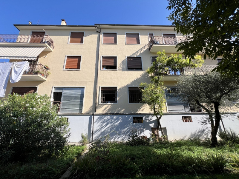 LOCALE COMMERCIALE-ARTIGIANALE A 5 MINUTI DA VICENZA EST - Rif 8288
A pochi minuti da Vicenza Est...