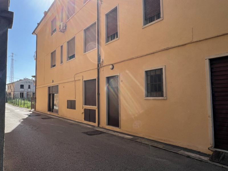 LOCALE COMMERCIALE-ARTIGIANALE A 5 MINUTI DA VICENZA EST - Rif 8288
A pochi minuti da Vicenza Est...