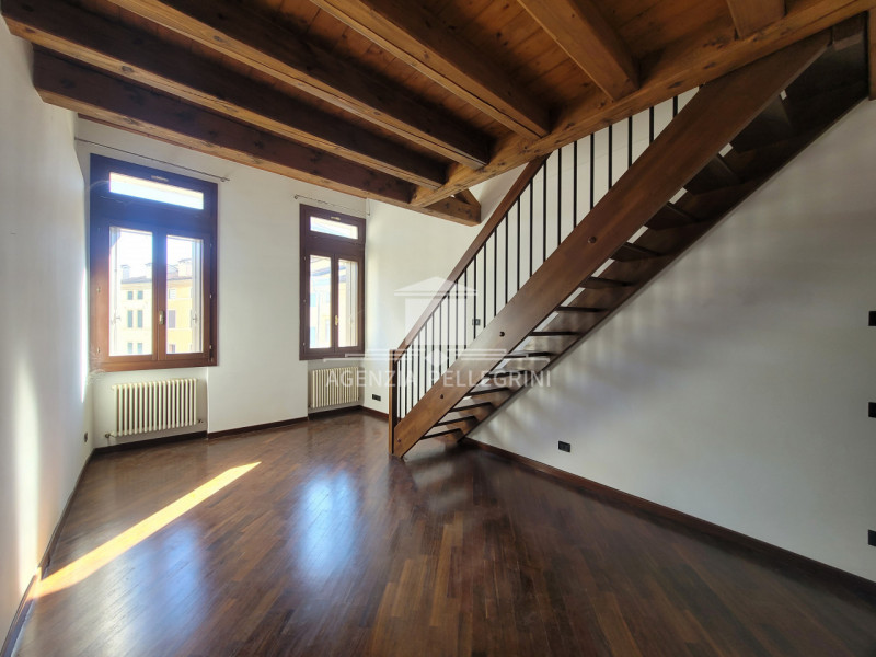 VICENZA IN UNA DELLE PIAZZE PIÙ BELLE E  RINOMATE DELLA CITTÀ proponiamo in vendita un bicamere a...