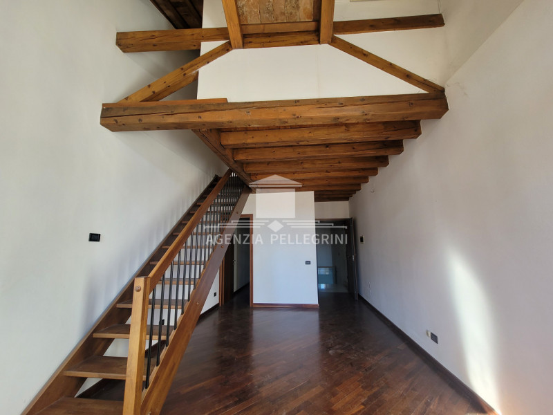 VICENZA IN UNA DELLE PIAZZE PIÙ BELLE E  RINOMATE DELLA CITTÀ proponiamo in vendita un bicamere a...