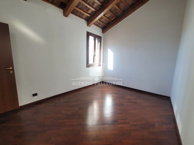 VICENZA IN UNA DELLE PIAZZE PIÙ BELLE E  RINOMATE DELLA CITTÀ proponiamo in vendita un bicamere a...