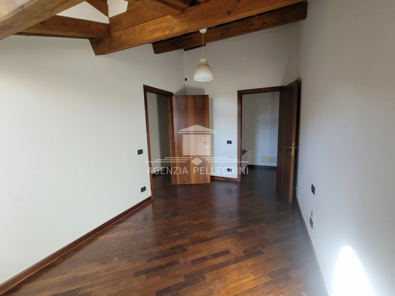 VICENZA IN UNA DELLE PIAZZE PIÙ BELLE E  RINOMATE DELLA CITTÀ proponiamo in vendita un bicamere a...