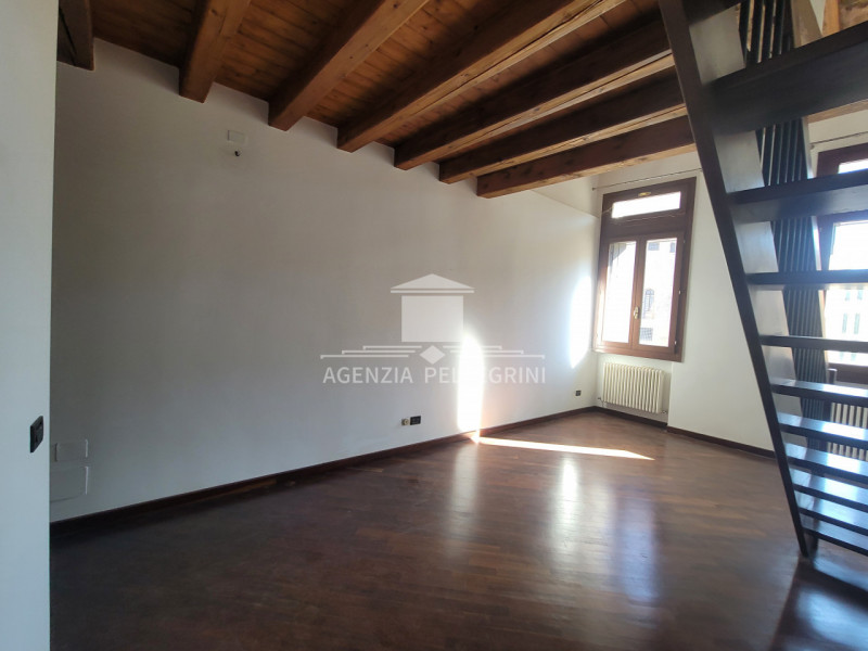 VICENZA IN UNA DELLE PIAZZE PIÙ BELLE E  RINOMATE DELLA CITTÀ proponiamo in vendita un bicamere a...