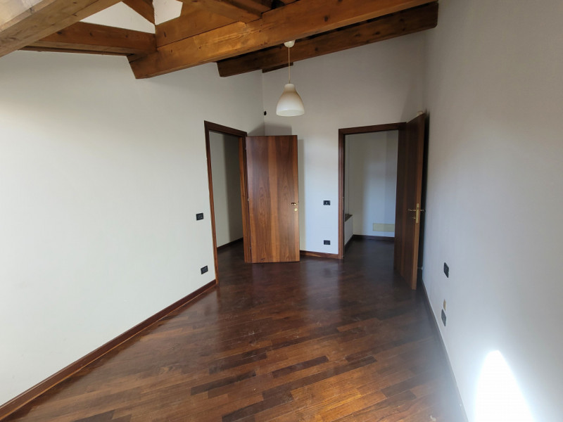 VICENZA IN UNA DELLE PIAZZE PIÙ BELLE E  RINOMATE DELLA CITTÀ proponiamo in vendita un bicamere a...