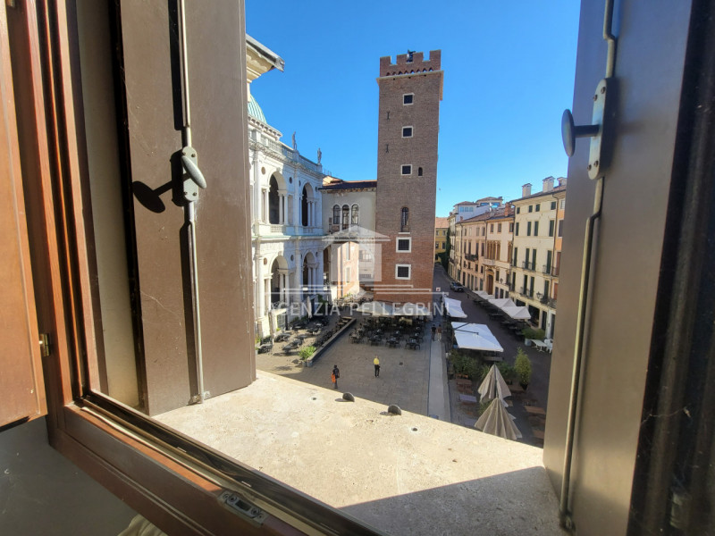 VICENZA IN UNA DELLE PIAZZE PIÙ BELLE E  RINOMATE DELLA CITTÀ proponiamo in vendita un bicamere a...