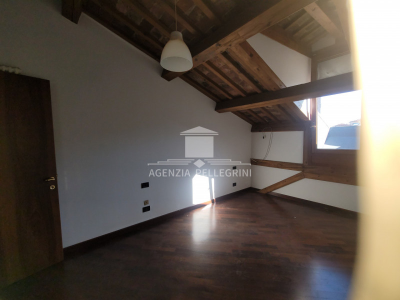 VICENZA IN UNA DELLE PIAZZE PIÙ BELLE E  RINOMATE DELLA CITTÀ proponiamo in vendita un bicamere a...