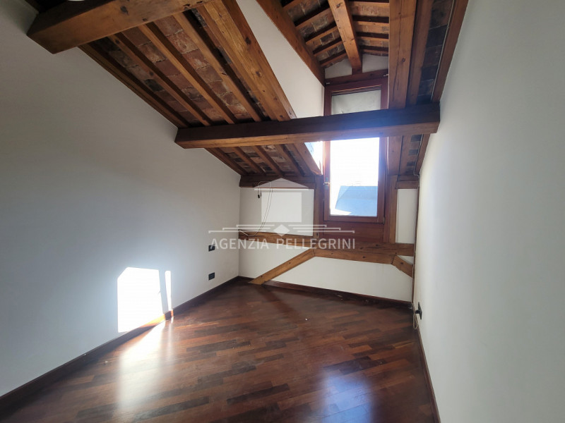 VICENZA IN UNA DELLE PIAZZE PIÙ BELLE E  RINOMATE DELLA CITTÀ proponiamo in vendita un bicamere a...