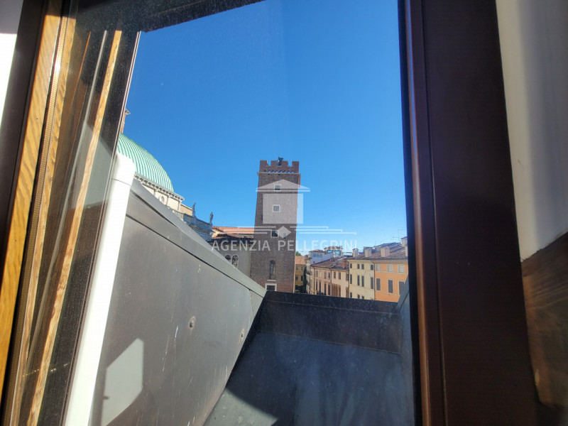 VICENZA IN UNA DELLE PIAZZE PIÙ BELLE E  RINOMATE DELLA CITTÀ proponiamo in vendita un bicamere a...
