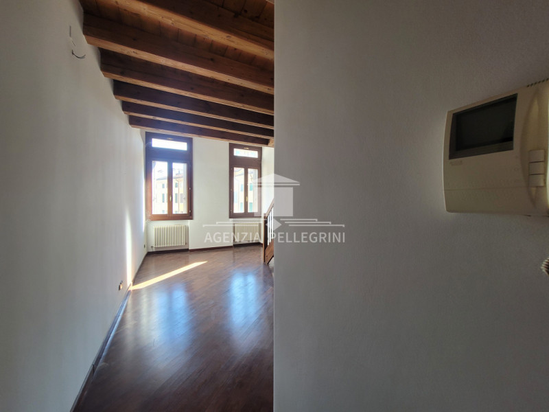 VICENZA IN UNA DELLE PIAZZE PIÙ BELLE E  RINOMATE DELLA CITTÀ proponiamo in vendita un bicamere a...