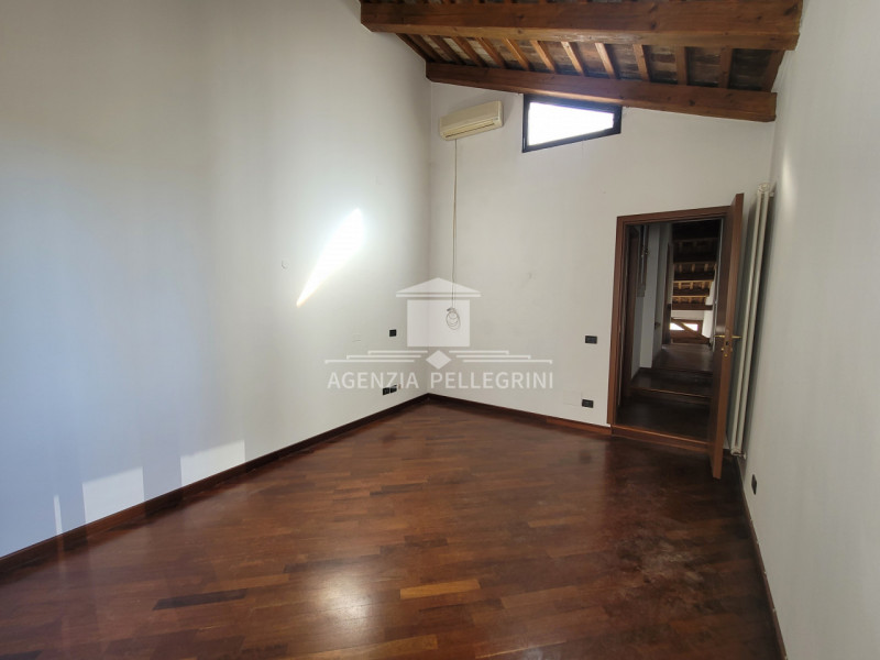 VICENZA IN UNA DELLE PIAZZE PIÙ BELLE E  RINOMATE DELLA CITTÀ proponiamo in vendita un bicamere a...