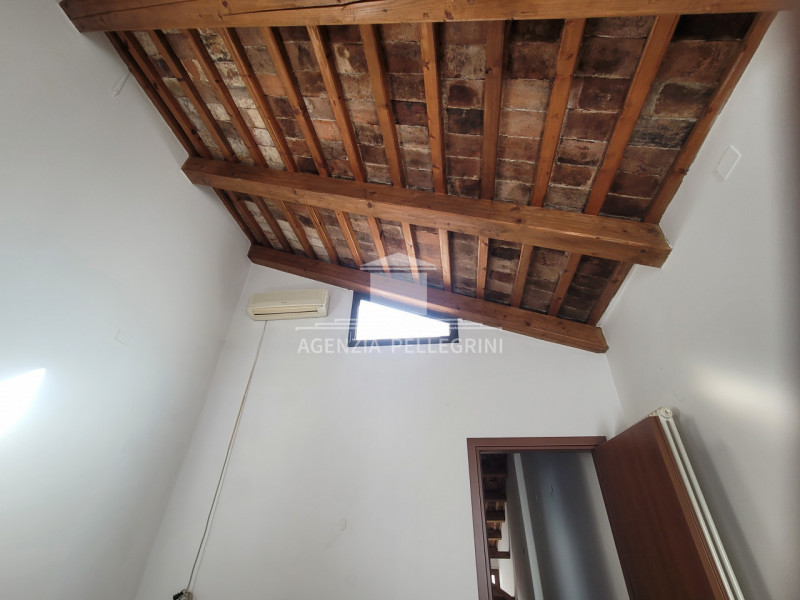 VICENZA IN UNA DELLE PIAZZE PIÙ BELLE E  RINOMATE DELLA CITTÀ proponiamo in vendita un bicamere a...