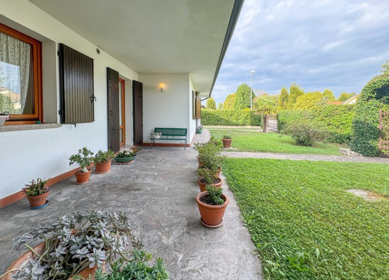 STRA' CENTRO, In una delle zone residenziali più esclusive di Stra, proponiamo in vendita un'affa...