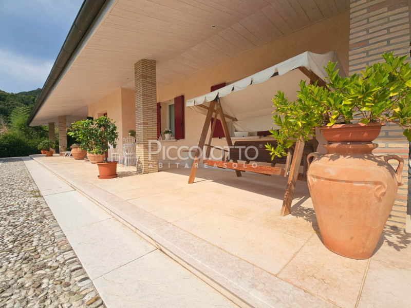 Rif. V5357 - Cornuda, splendida villa panoramica in vendita immersa nel verde dei Colli Asolani, ...