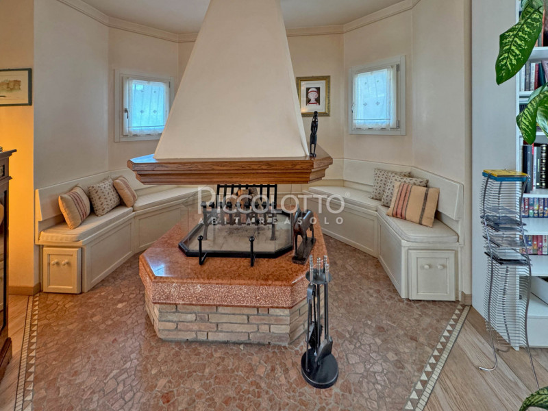 Rif. V5357 - Cornuda, splendida villa panoramica in vendita immersa nel verde dei Colli Asolani, ...