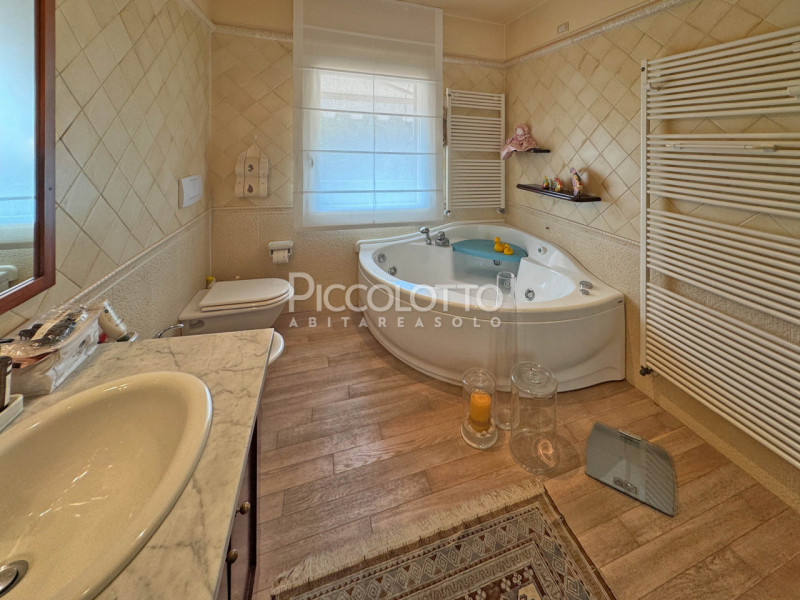 Rif. V5357 - Cornuda, splendida villa panoramica in vendita immersa nel verde dei Colli Asolani, ...