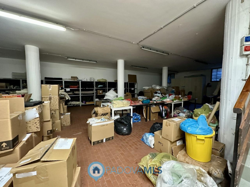 Immobile in esclusiva al Gruppo Padova MLS
Locale commerciale di 165 mq al piano terra, dotato di...