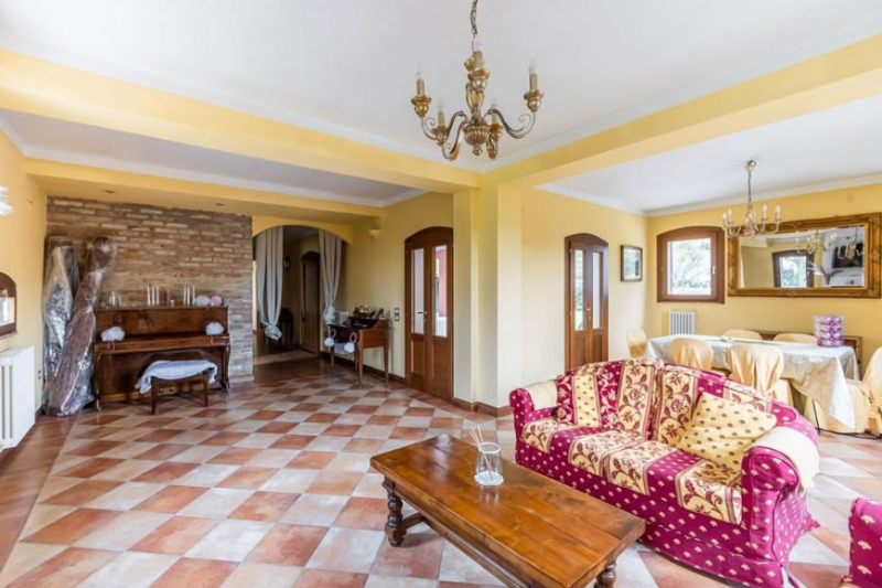 A VIGODARZERE VENDESI CASALE tipico veneto di inizio 900 di circa 380 mq con un giardino circosta...