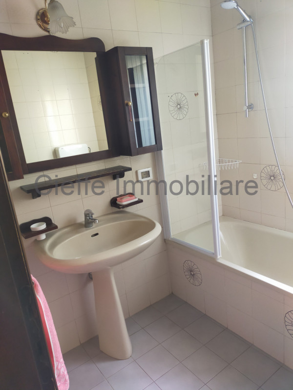 Vi presentiamo una graziosa casa singola situata nel cuore della zona Stanga, a Padova. Questo im...