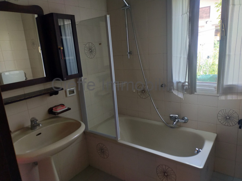 Vi presentiamo una graziosa casa singola situata nel cuore della zona Stanga, a Padova. Questo im...