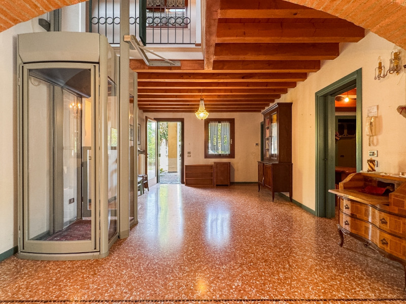 VICENZA – A DUE PASSI DAL CENTRO: AMPIA CASA A SCHIERA CON GIARDINO PRIVATO - Rif. 8289
In posizi...