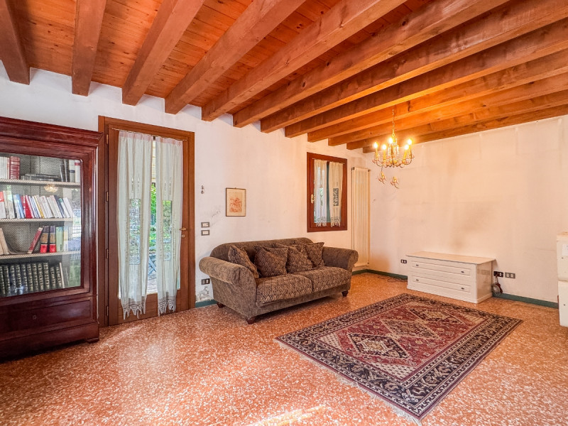 VICENZA – A DUE PASSI DAL CENTRO: AMPIA CASA A SCHIERA CON GIARDINO PRIVATO - Rif. 8289
In posizi...