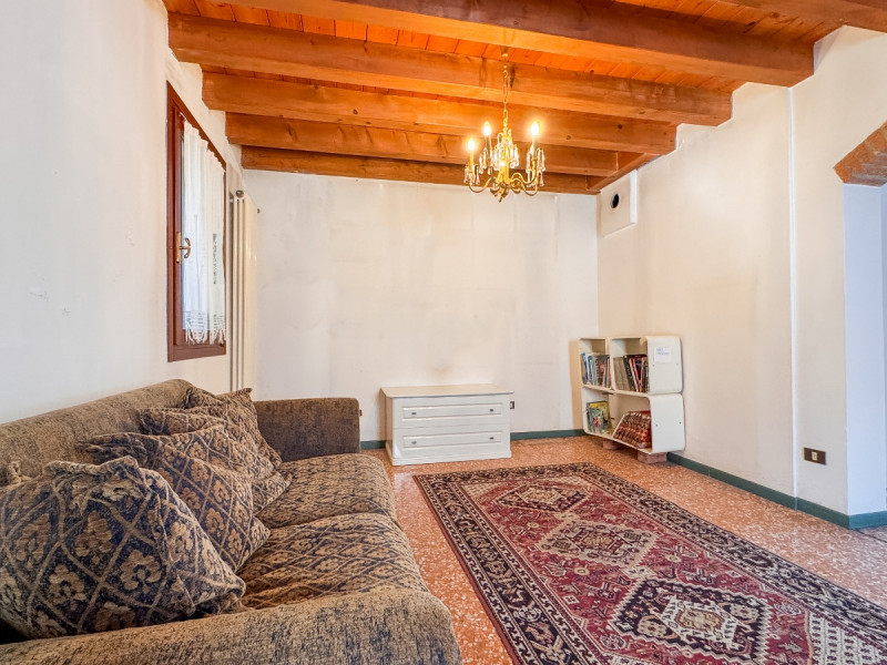 VICENZA – A DUE PASSI DAL CENTRO: AMPIA CASA A SCHIERA CON GIARDINO PRIVATO - Rif. 8289
In posizi...