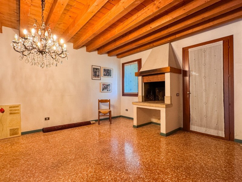 VICENZA – A DUE PASSI DAL CENTRO: AMPIA CASA A SCHIERA CON GIARDINO PRIVATO - Rif. 8289
In posizi...