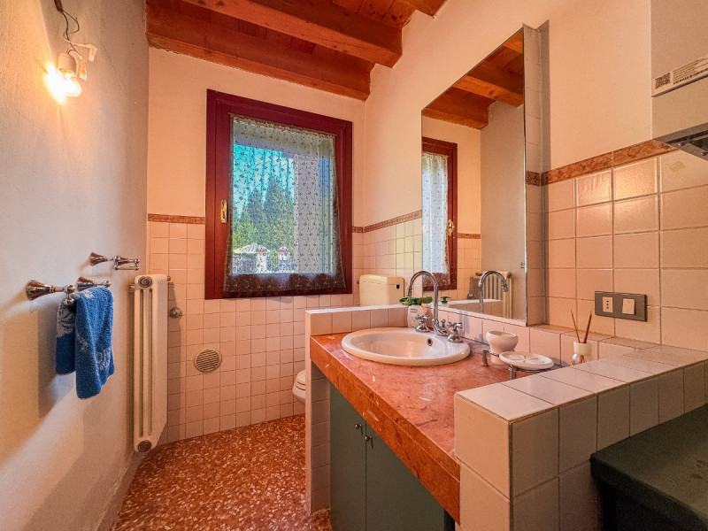 VICENZA – A DUE PASSI DAL CENTRO: AMPIA CASA A SCHIERA CON GIARDINO PRIVATO - Rif. 8289
In posizi...