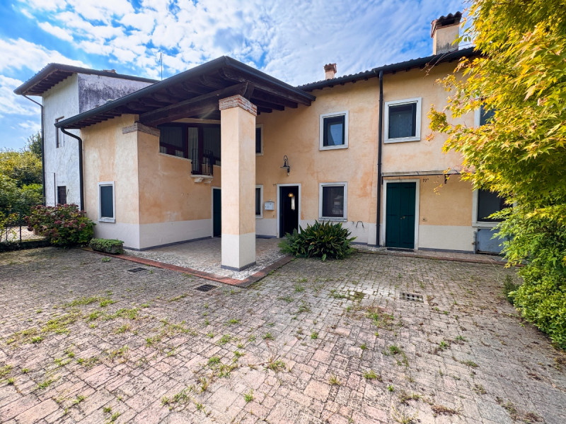 VICENZA – A DUE PASSI DAL CENTRO: AMPIA CASA A SCHIERA CON GIARDINO PRIVATO - Rif. 8289
In posizi...