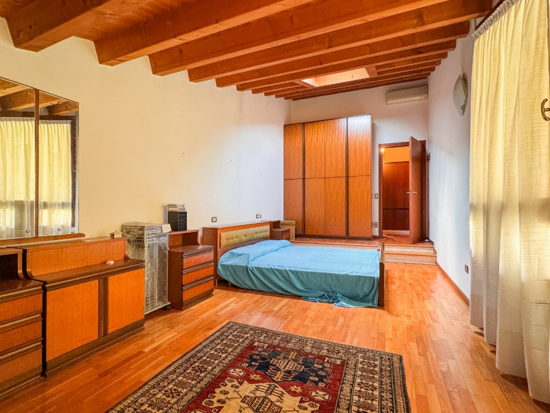 VICENZA – A DUE PASSI DAL CENTRO: AMPIA CASA A SCHIERA CON GIARDINO PRIVATO - Rif. 8289
In posizi...