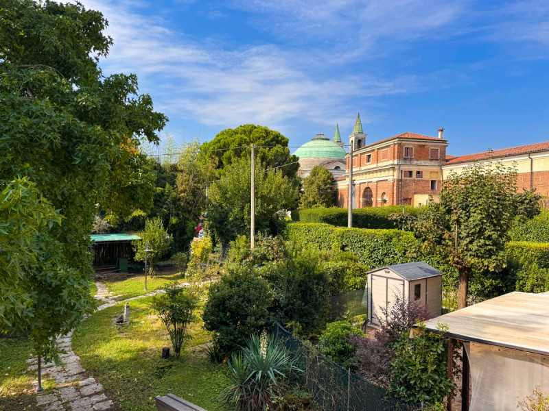 VICENZA – A DUE PASSI DAL CENTRO: AMPIA CASA A SCHIERA CON GIARDINO PRIVATO - Rif. 8289
In posizi...