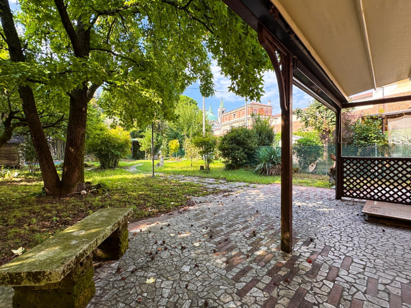 VICENZA – A DUE PASSI DAL CENTRO: AMPIA CASA A SCHIERA CON GIARDINO PRIVATO - Rif. 8289
In posizi...