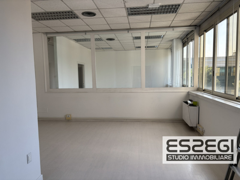 PADOVA UNO: Nelle immediate vicinanze alla tangenziale e comodo al casello autostradale di Padova...