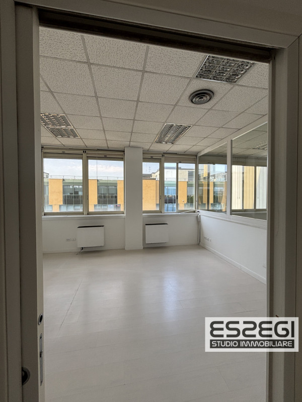 PADOVA UNO: Nelle immediate vicinanze alla tangenziale e comodo al casello autostradale di Padova...