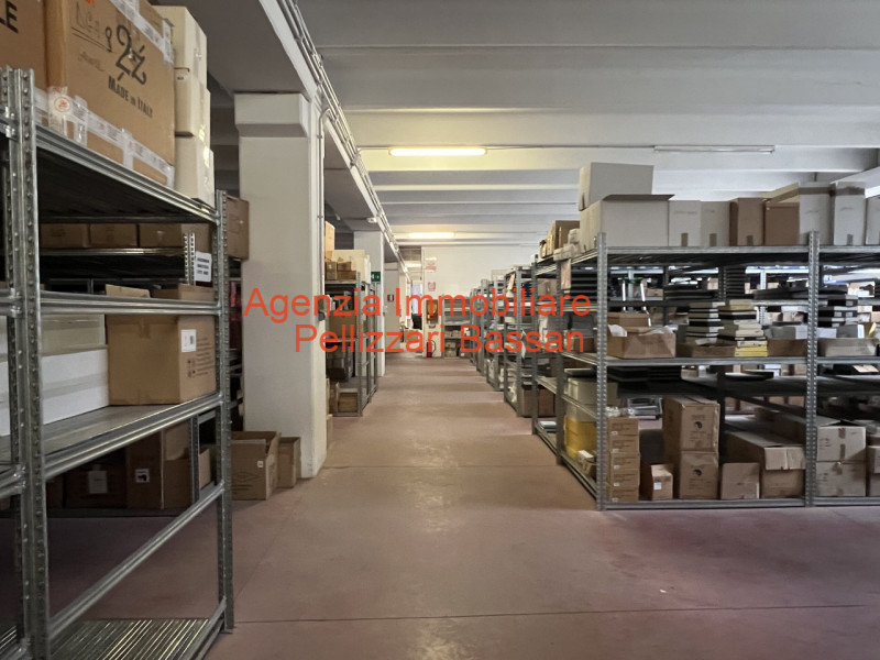 In vendita nel comune di Cornuda, proponiamo un ampio capannone ad uso commerciale/artigianale co...