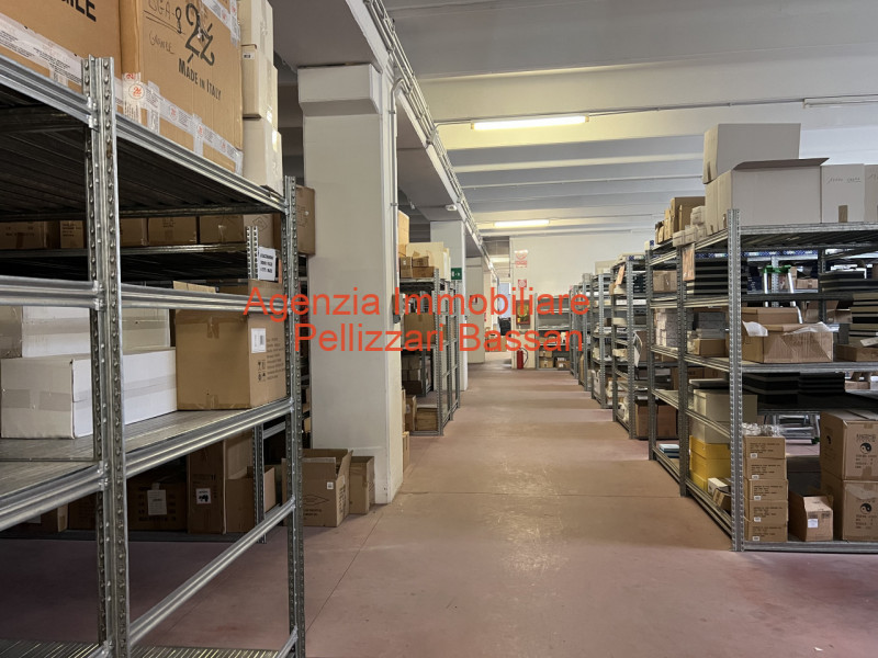 In vendita nel comune di Cornuda, proponiamo un ampio capannone ad uso commerciale/artigianale co...