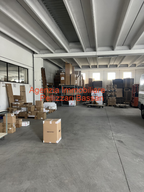 In vendita nel comune di Cornuda, proponiamo un ampio capannone ad uso commerciale/artigianale co...