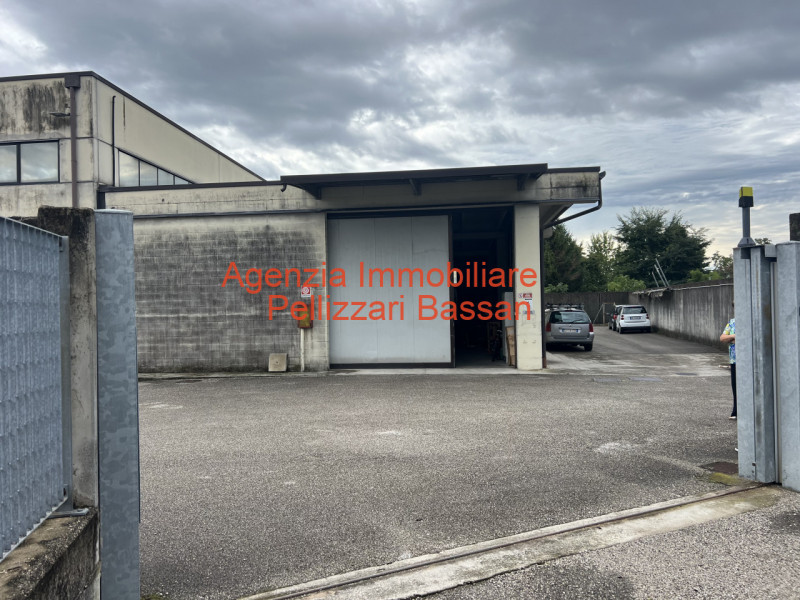 In vendita nel comune di Cornuda, proponiamo un ampio capannone ad uso commerciale/artigianale co...