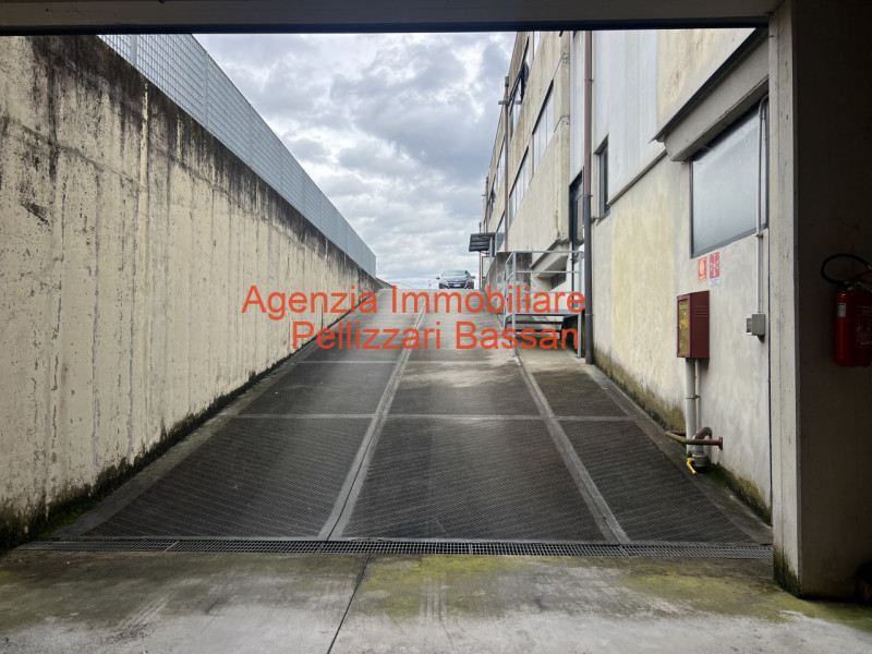 In vendita nel comune di Cornuda, proponiamo un ampio capannone ad uso commerciale/artigianale co...