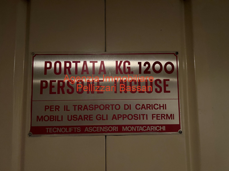 In vendita nel comune di Cornuda, proponiamo un ampio capannone ad uso commerciale/artigianale co...