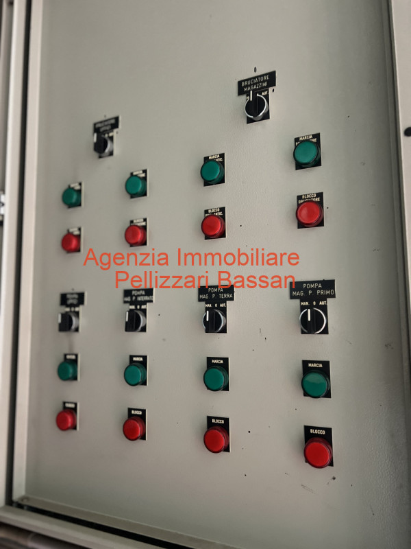 In vendita nel comune di Cornuda, proponiamo un ampio capannone ad uso commerciale/artigianale co...