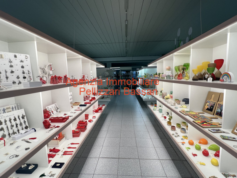 In vendita nel comune di Cornuda, proponiamo un ampio capannone ad uso commerciale/artigianale co...