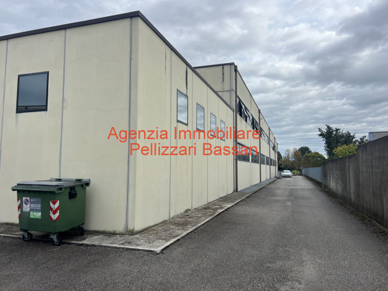 In vendita nel comune di Cornuda, proponiamo un ampio capannone ad uso commerciale/artigianale co...