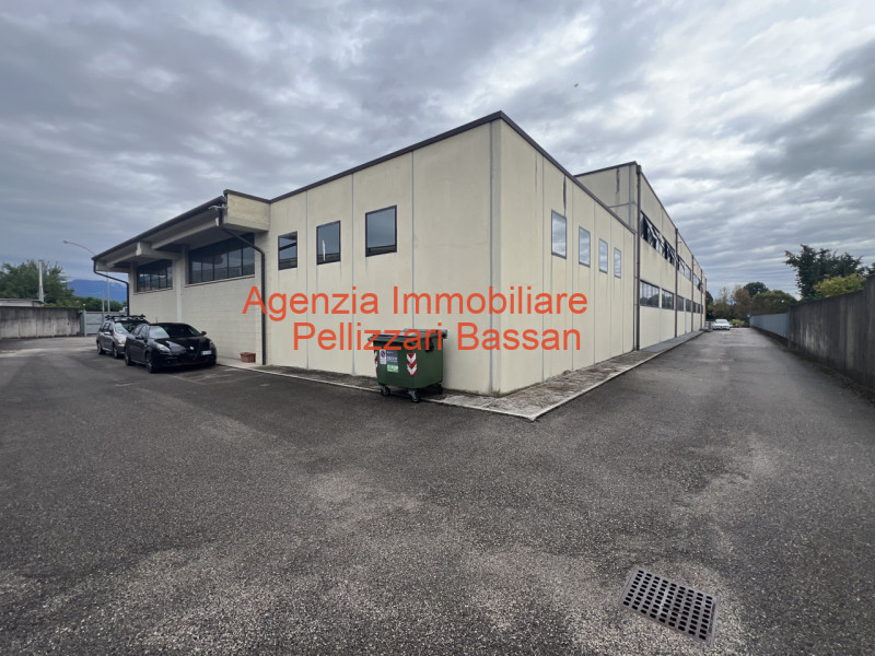 In vendita nel comune di Cornuda, proponiamo un ampio capannone ad uso commerciale/artigianale co...