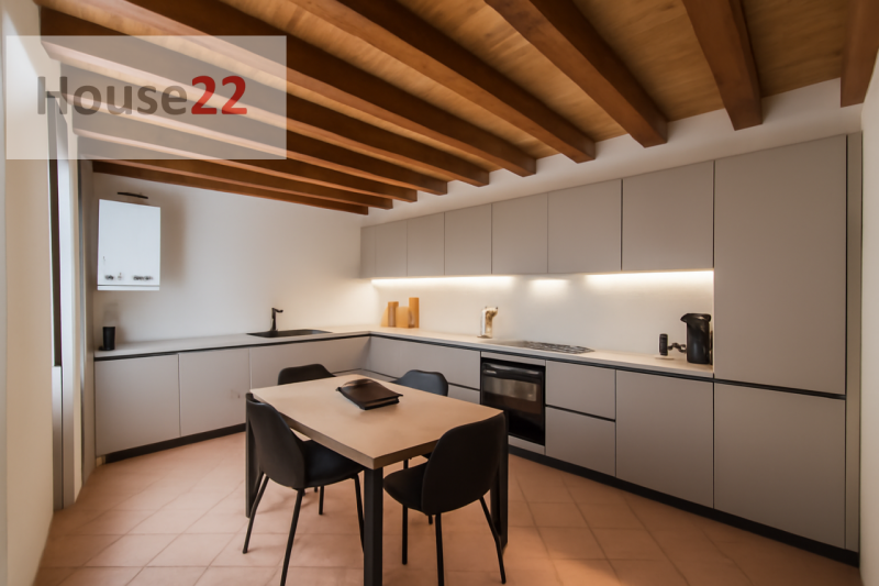 ZONA PIAZZA DEI SIGNORI. VICENZA CENTRO STORICO. In piccola e curata palazzina (recentemente rist...